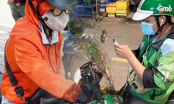 Sinh viên chạy xe ôm công nghệ mùa "Cô Vy": Khó khăn liệu có chồng chất khó khăn?
