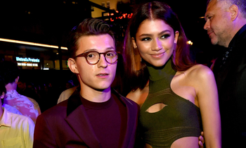 Tóc dài ngang vai khó tạo kiểu? Học Zendaya kiểu xoăn bồng bềnh đẹp ná thở này đi!