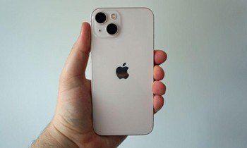 Cầm trên tay iPhone 13 "bằng xương bằng thịt": Tai thỏ nhỏ hơn, thời lượng pin vượt trội