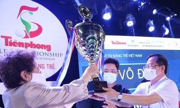 Cậu bạn 14 tuổi Nguyễn Anh Minh trở thành nhà vô địch "Tiền Phong Golf Championship" mùa 5