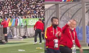Khoảnh khắc dễ thương: Thầy Park "xem ké" VAR từ tổ trọng tài trận Việt Nam - Nhật Bản