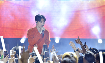 Không chỉ "quẩy" cực sung, rapper Đen Vâu còn nhờ các bạn sinh viên tư vấn chọn ngành học