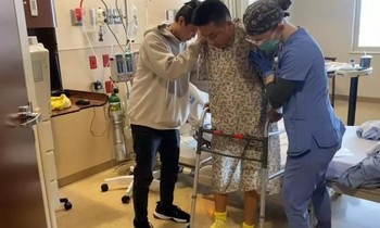 Hành trình tăng chiều cao lên 1m8 của Khoa Pug: Tập đi bằng nạng đầy mệt nhọc sau ca phẫu thuật