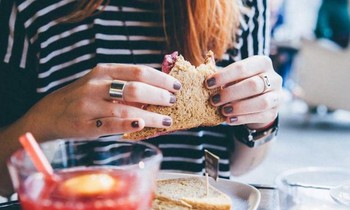 Làm sao để giữ được cân nặng ổn định mà không phải "bóp mồm bóp miệng"?