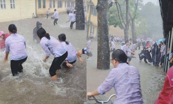 Nhiều teen vô tư nô đùa giữa trời mưa lớn, nước ngập tới đầu gối khiến dân mạng lo lắng