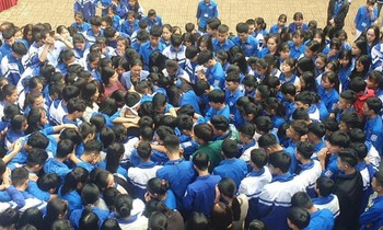 Hàng trăm thầy cô, học sinh của trường THPT ở Nghệ An ôm nhau khóc nức nở giữa sân trường