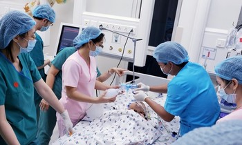 Hai bé song sinh dính nhau được phẫu thuật tách rời ngày 15/7.