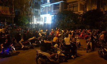 Nhiều người dân theo dõi công an điều tra hiện trường tối 27/11.