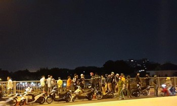Nhiều người dân tụ tập theo dõi lực lượng chức năng lặn tìm thanh niên.