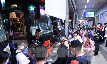 Người dân TPHCM ùn ùn ra bến xe, sân bay về quê ăn Tết