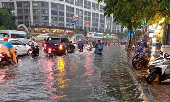 Tốn gần 500 tỷ nâng cấp, đường Nguyễn Hữu Cảnh vẫn ngập sau mưa