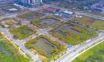 Đấu giá đất tại Thủ Thiêm lên tới 2,4 tỷ đồng/m2 gây tranh cãi.