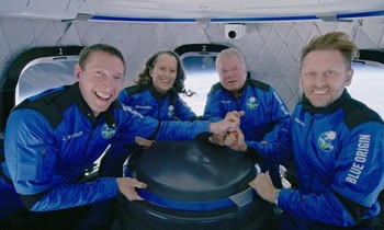 Glen de Vries (ngoài cùng bên trái) trong chuyến bay vào không gian hồi tháng 10. Ảnh: Reuters