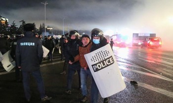 Người biểu tình nói được nhận 200 USD để xuống đường ở Kazakhstan