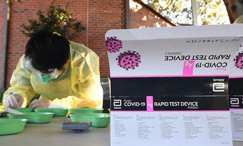 Úc: Thổi giá kit test nhanh COVID-19 có thể bị phạt 5 năm tù