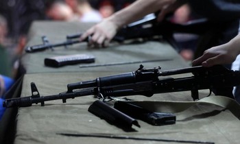Binh sĩ xả súng trong nhà máy tên lửa Ukraine, 10 người thương vong