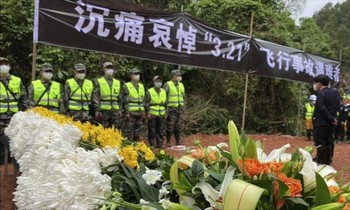 Nhân viên cứu hộ cúi đầu tưởng niệm nạn nhân vụ rơi máy bay Trung Quốc tại hiện trường