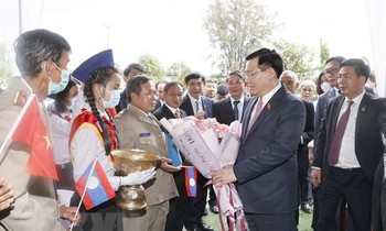 Chủ tịch Quốc hội thăm trường Dân tộc nội trú Champasak của Lào