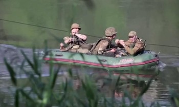 Binh sĩ Ukraine kể chuyện rút khỏi 'chảo lửa' Sievierodonetsk bằng thuyền trong đêm