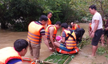 Hàng chục người đóng bè vượt lũ quyết đưa bé 9 tháng tuổi đến bệnh viện