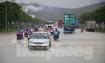 Nhiều công nhân làm việc ở Khu công nghiệp Vsip Quảng Ngãi phải quay về khi các tuyến đường ở khu công nghiệp này ngập sâu.