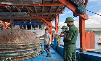 Ngư dân Quảng Ngãi bị tàu nước ngoài uy hiếp, cướp tài sản trên vùng biển Trường Sa thuộc chủ quyền của Việt Nam.