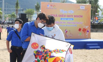 Unique kite flying contest on the shore of 'The Sea of ​​Missing' Quy Nhon