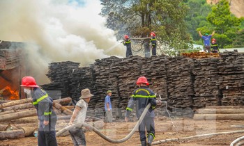 Cháy lớn ở khu công nghiệp tại Bình Định, hàng trăm người tham gia dập lửa
