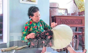 Độc đáo nghề chằm nón ngựa Phú Gia