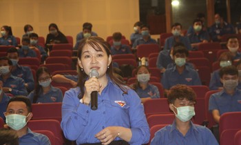 Cán bộ Đoàn nêu ý kiến tại buổi đối thoại. Ảnh: Trương Định