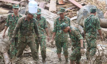 Bộ đội dầm mưa, bới tìm nạn nhân vụ lở núi ở Trà Leng