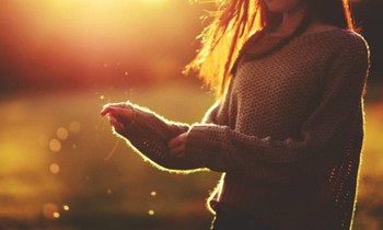 Thế giới của mẹ cũng đầy rẫy những bất an, và mẹ cũng cần thời gian để tự làm mình ổn