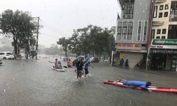 Đường phố Đà Nẵng hóa sông, người dân đổ ra chèo thuyền, bắt cá mặc thành phố can ngăn