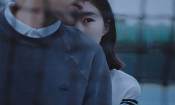 Tại sao một cái nắm tay công khai vẫn đáng giá hơn cả ngàn nụ hôn trong bóng tối?