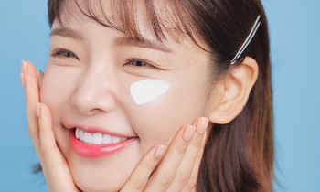 Muốn da không bị khô hay bết dính khi thoa kem chống nắng? Học ngay những bí kíp này!