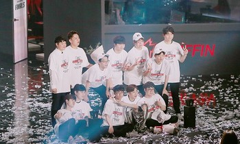 Trong thế giới fangirl: Hạnh phúc khi cùng KT Rolster đi đến đỉnh vinh quang!