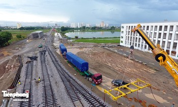 Ngắm 3 đoàn tàu Cát Linh - Hà Đông tại ga đầu mối từ trên cao