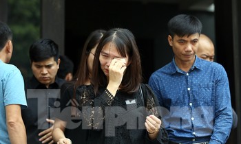 Dòng người nghẹn ngào tiễn biệt Thứ trưởng Giáo dục Lê Hải An