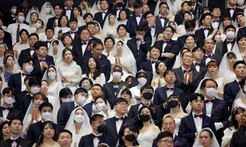 Đám cưới tập thể ở Hàn Quốc thu hút hàng ngàn người bất chấp nỗi sợ corona