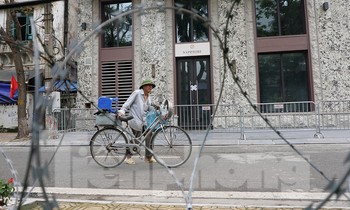 Buổi sáng đầu tiên ở phố Trúc Bạch sau khi dỡ chốt cách ly dịch Covid-19