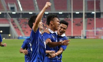 Các cầu thủ U23 Thái Lan ăn mừng chiến thắng.