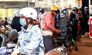 Chen nhau đổ xăng ở Bình Phước, tạp hóa ‘hét’ mỗi lít 30.000 đồng
