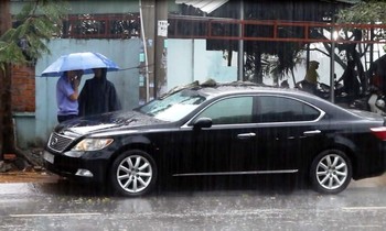 Người phụ nữ mất ô tô Lexus sau khi vào quán uống cafe