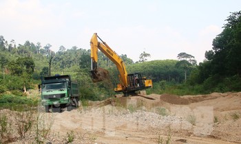 Hiện trường khai thác cát ngay dưới lòng sông Đắk Mi đã trơ đáy. Ảnh: Nguyễn Thành