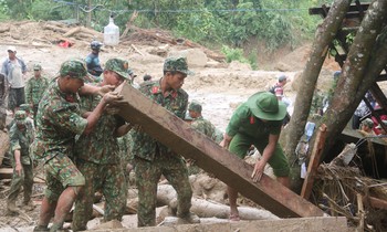 Đội mưa lật từng phiến đá, sình lầy tìm người mất tích vụ lở núi ở Trà Leng