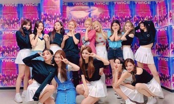 Girl group mới "không tên" nhà JYP tẩu tán lượng lớn CD dù chưa ra mắt, nguyên nhân là gì?