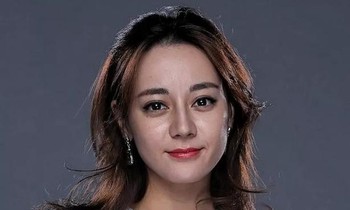 Soi ảnh chưa chỉnh sửa của Địch Lệ Nhiệt Ba, có còn xứng danh "mỹ nhân Tân Cương"?