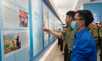 Khai mạc triển lãm 'Những tấm gương bình dị mà cao quý'