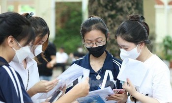 Chi phí học thêm là khoản lớn nhất đối với phụ huynh có con học phổ thông