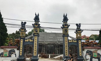 Ngôi đình Lương Xá 300 tuổi bị thay thế bằng bê tông cốt thép trên nền cũ. Ảnh: Nguyên Khánh.